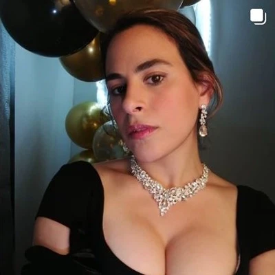 ritratto di Silvia Licciardello Millepied in abito da gala su Instagram