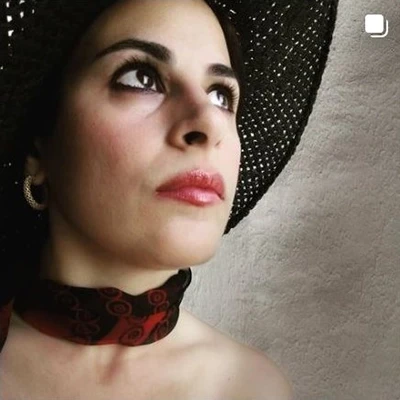 ritratto fotografico di Silvia Licciardello Millepied con un cappello nero su Instagram